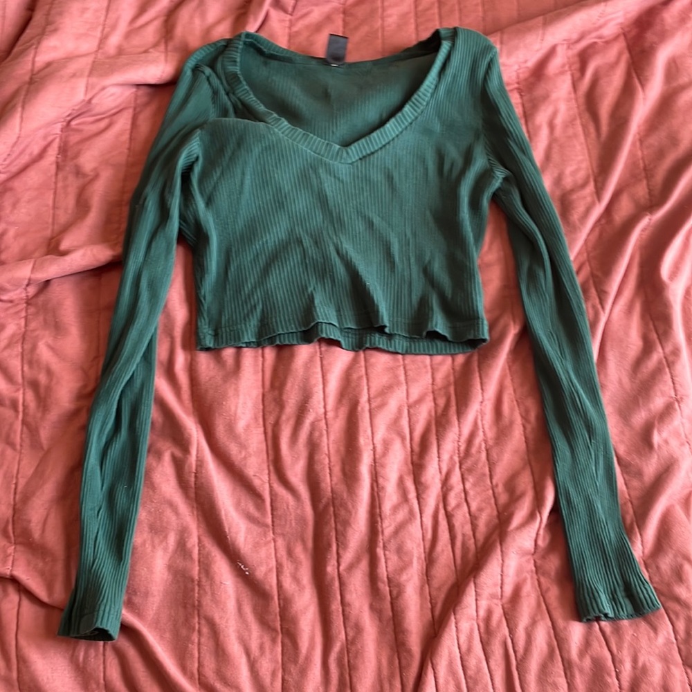 Dark green ribbed long sleeve crop top